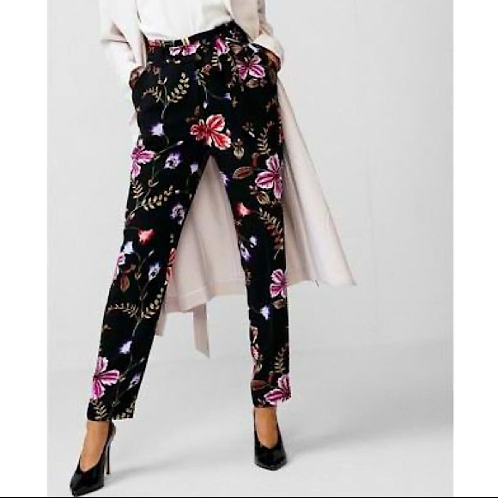 🌺🌿🌸Express floral ankle pants w/ sash